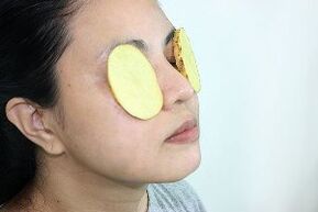 el uso de patatas para rejuvenecer alrededor de los ojos