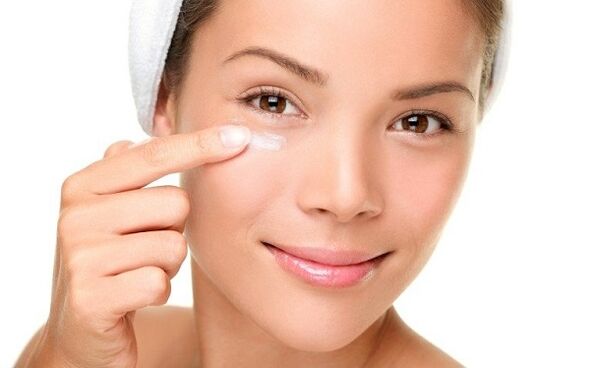 Aplicar una crema para rejuvenecer la piel del contorno de ojos. 