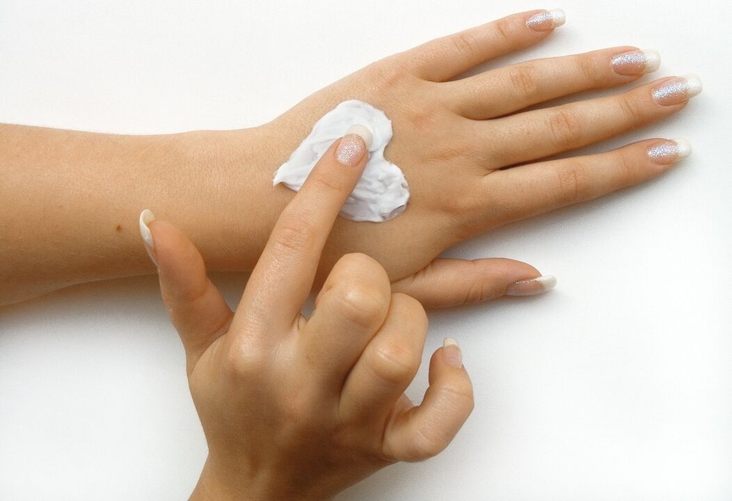 Crema de manos para el rejuvenecimiento de la piel. 